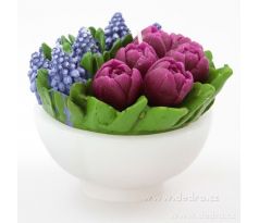 12 cm ručně malovaná dekorativní svíčka, tulipány a modřenec v misce