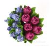 12 cm ručně malovaná dekorativní svíčka, tulipány a modřenec v misce