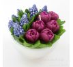 12 cm ručně malovaná dekorativní svíčka, tulipány a modřenec v misce