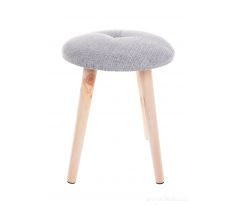 s dřevěnými nožičkami